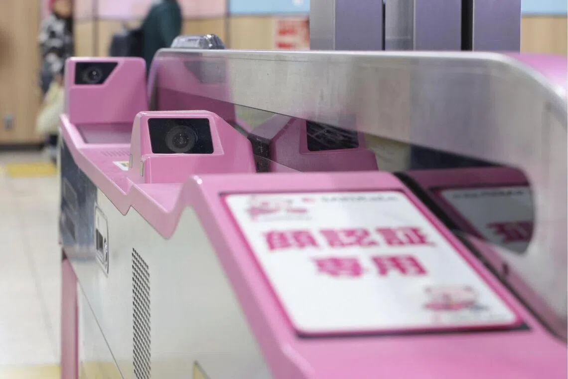 The system uses a dedicated camera attached to an automatic ticket gate to recognise the faces of passengers passing through.