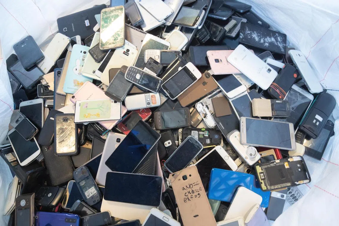 资讯通信科技产品如手机、平板电脑，都属于受管制的电子垃圾。Discarded mobile phones sent for e-waste recycling. 