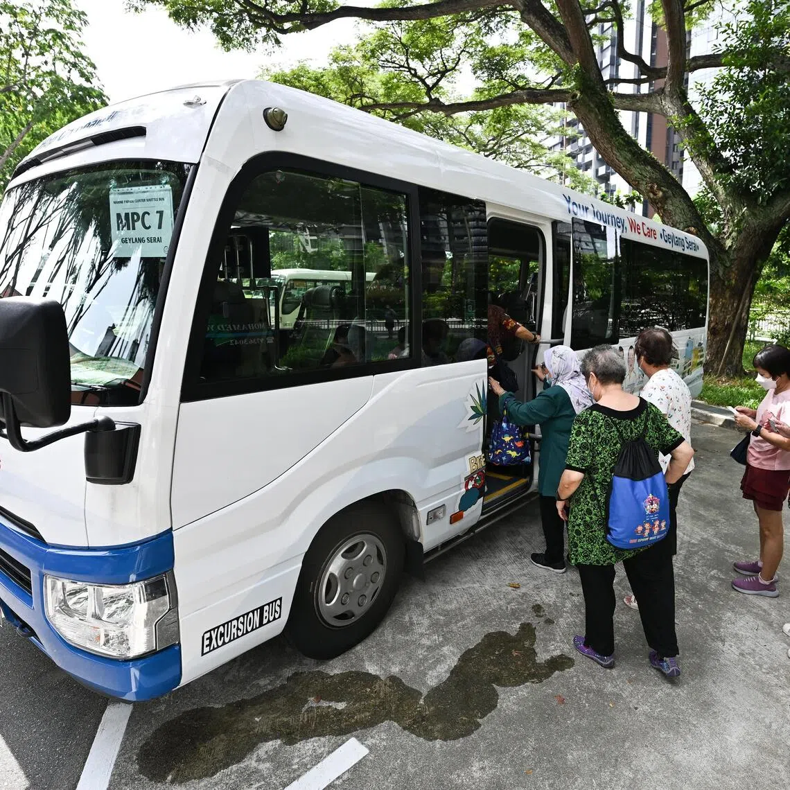 ST20240717-202474400264-Lim Yaohui-Therese Maria Soh-tmshuttle19/
People boarding the shuttle bus (from the Geylang Serai route) parked at the open carpark in front of Eunos MRT Station at 10.58am on July 17, 2024.
A follow-up to the Marine Parade shuttle bus service story. This story aims to look at how the bus service has fared one week following its July 8 launch. We are going to compare the time it takes to travel 2 routes using the shuttle bus service versus using public transport.
(ST PHOTO: LIM YAOHUI)