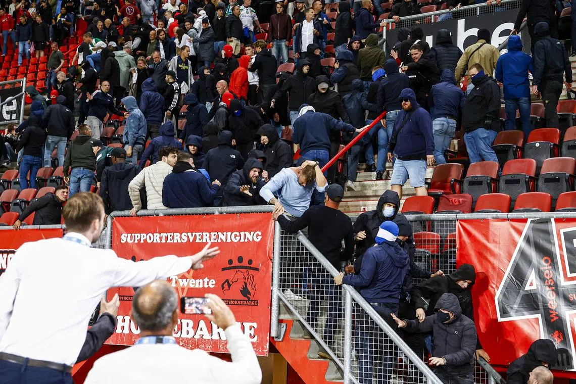 epa10772326 Supporters clash during the UEFA Europa Conference League 2nd qualifying round match between FC Twente and Hammarby IF at Stadion De Grolsch Veste in Enschede, Netherlands, 27 July 2023.  EPA-EFE/Vincent Jannink
