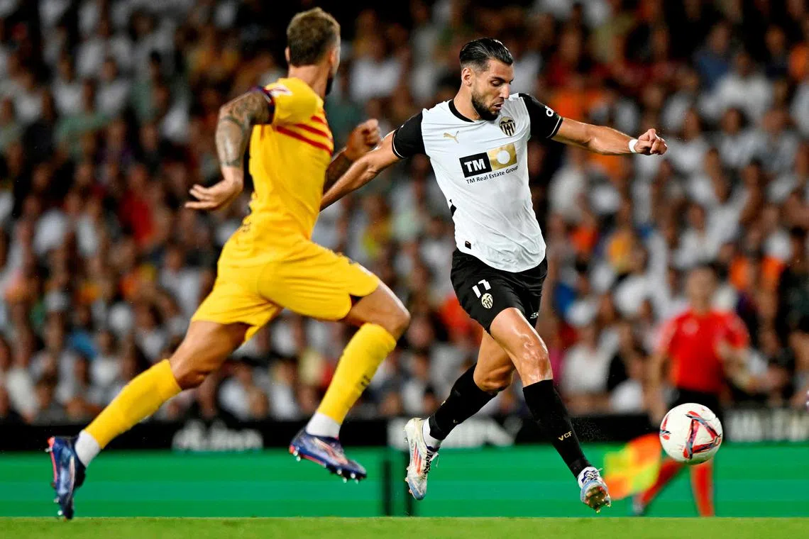 FILE PHOTO: Soccer Football - LaLiga - Valencia v FC Barcelona - Estadio de Mestalla, Valencia, Spain - August 17, 2024 Valencia's Rafa Mir in action with FC Barcelona's Inigo Martinez REUTERS/Pablo Morano/File Photo