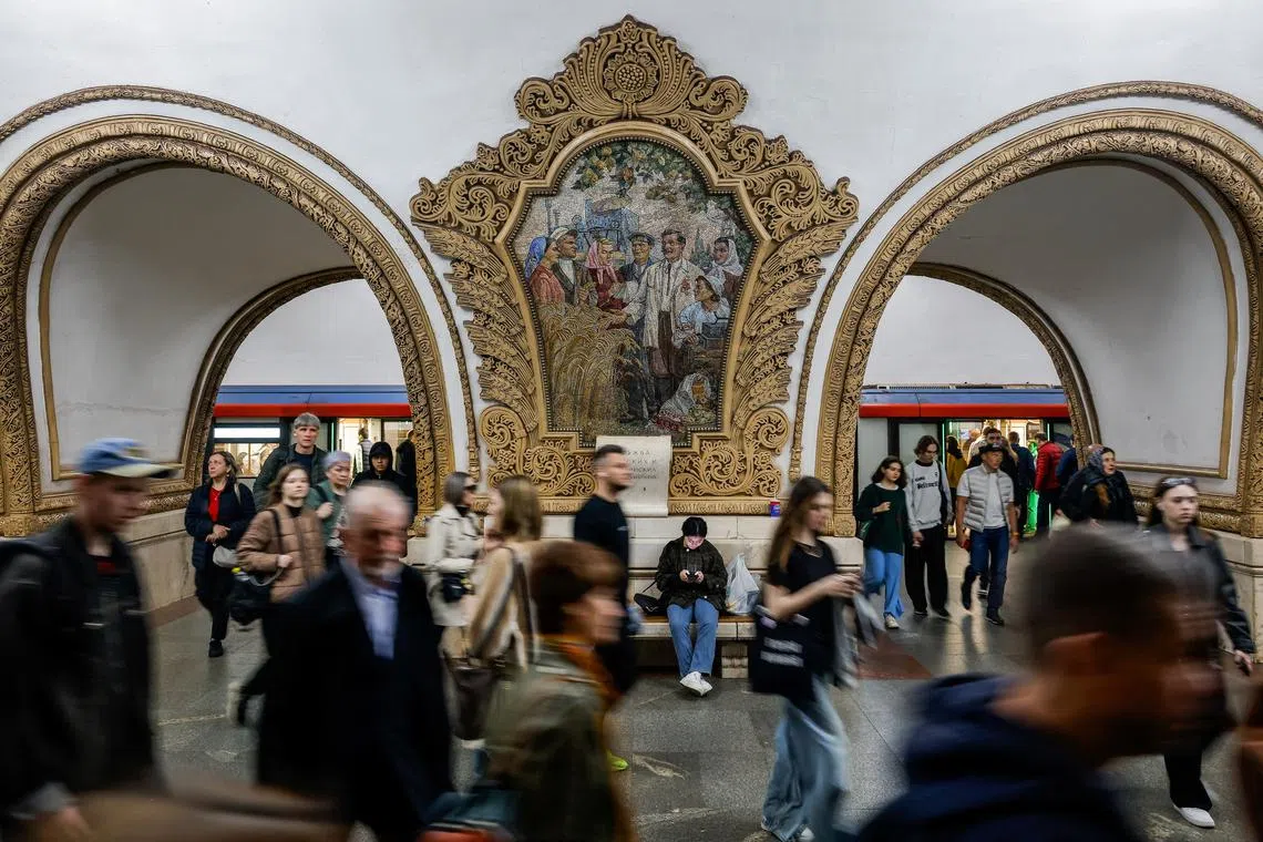 Russians hail beauty of Moscow metro on its 90th birthday