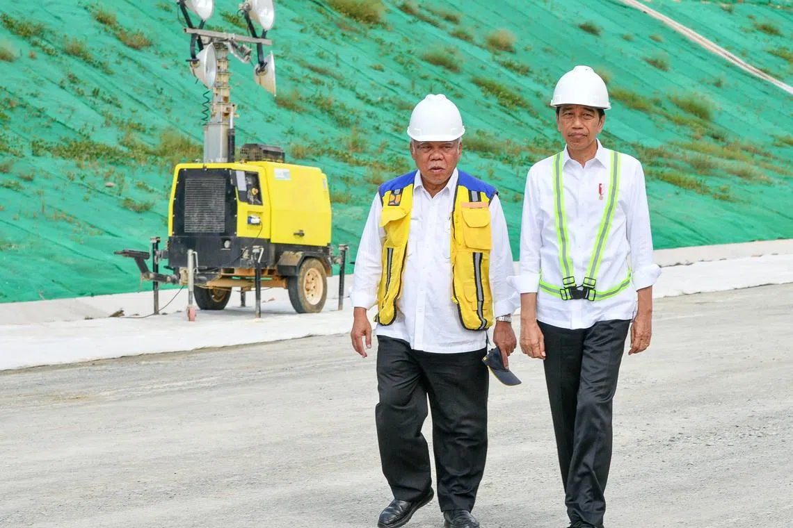Mr Widodo (R) also inspected construction work on a 57km toll road link to the coal hub of Balikpapan.