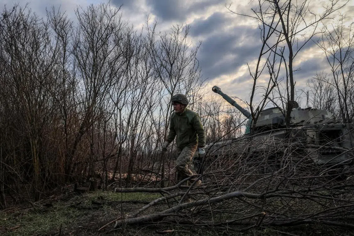 A serviceman of 39th Separate Coastal Defence Brigade of the Ukrainian Armed Forces prepares to fire a 2S1 Gvozdika self-propelled howitzer towards Russian troops in a front line, amid Russia's attack on Ukraine, in Kherson region, Ukraine March 23, 2025. REUTERS/Ivan Antypenko