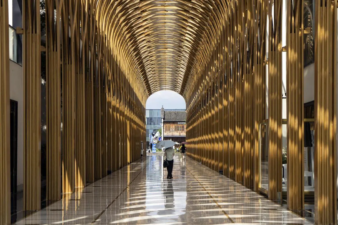 HEADLINE: ChinaÕs ÔVillageÕ of Coders
CAPTION: A promenade at Dream Town, a facility for start-ups and one of the numerous investments in tech made by the countryÕs government, in Hangzhou, China, June 27, 2025. As China vies with Silicon Valley for primacy, Hangzhou, home to DeepSeek and Alibaba, is where the countryÕs aspiring tech titans mingle and share ideas. 
CREDIT: (Qilai Shen/The New York Times)