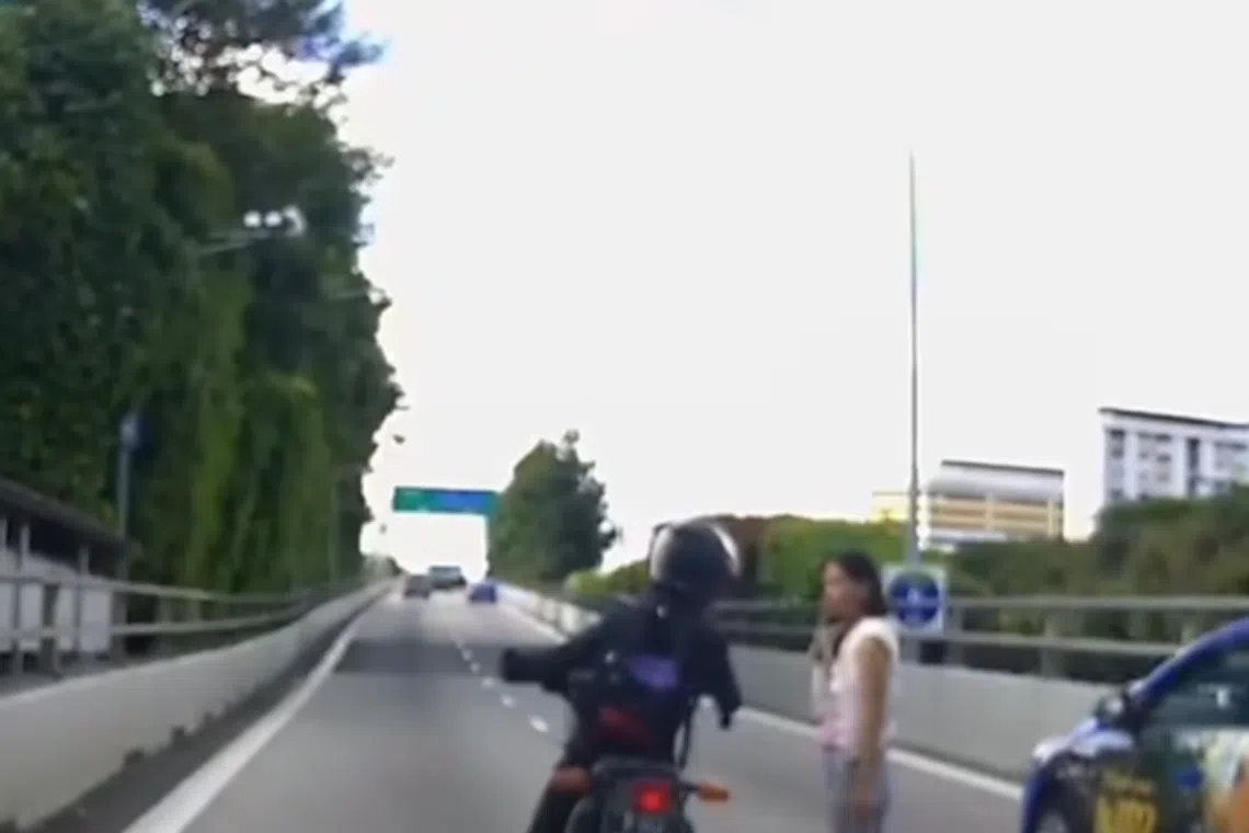 A video showing a motorcyclist offering a lift to a woman walking between lanes on a busy expressway has been widely circulated online.