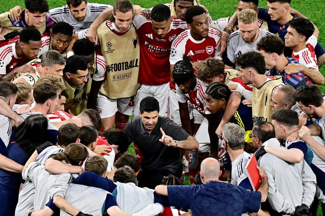 Soccer Football - UEFA Champions League - Final - Paris St Germain v Arsenal - Puskas Arena, Budapest, Hungary - May 30, 2026 Arsenal manager Mikel Arteta speaks to players ahead of the penalty shootout REUTERS/Marton Monus