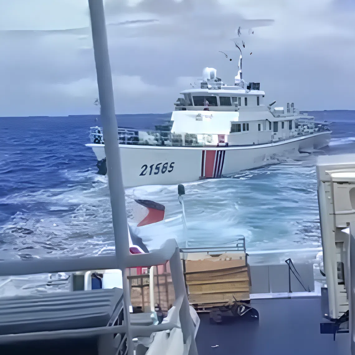The Chinese vessel near the stern of the Philippine boat and a crew member shouting “collision”, although the impact is not visible.