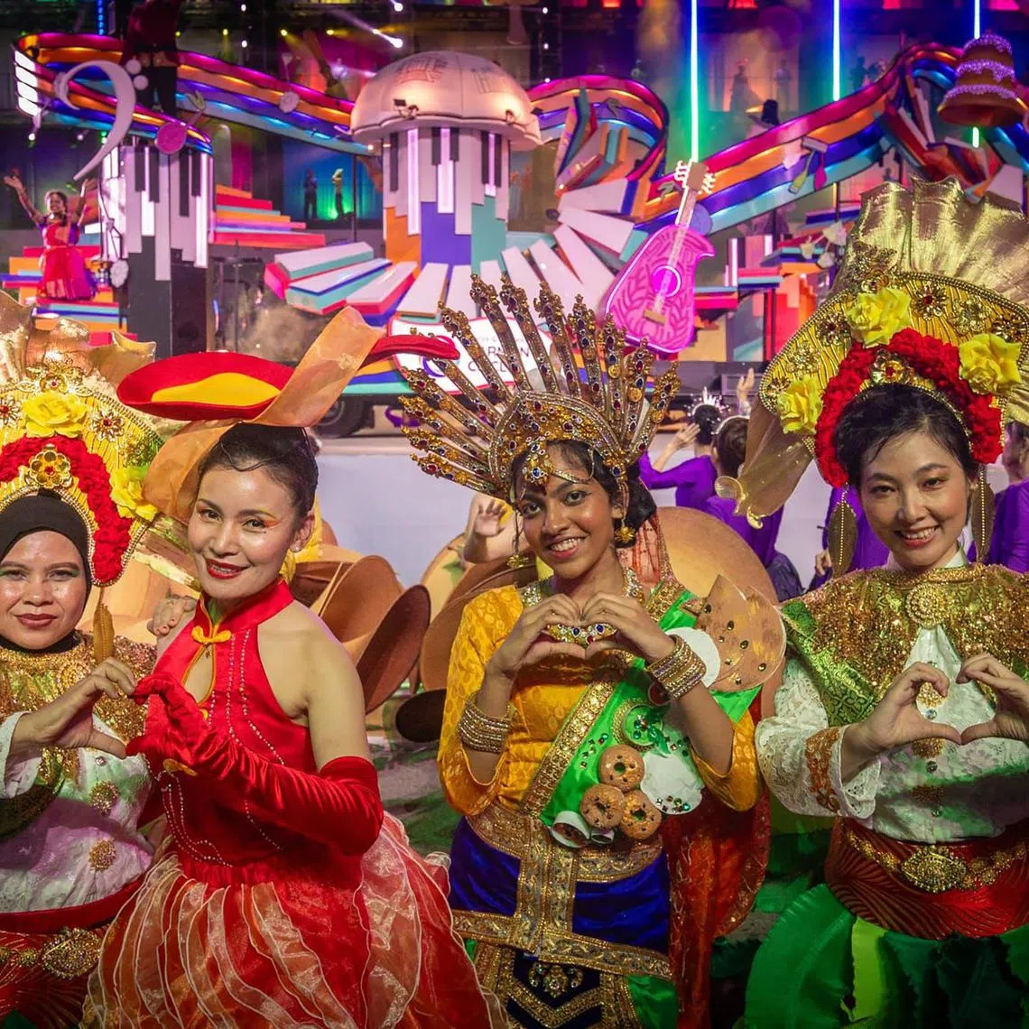 httong26 - Mr Goh Ngan Pin's winning entry "Multi culture diversity at Chingay" 



ST PHOTO: Hazel Tang