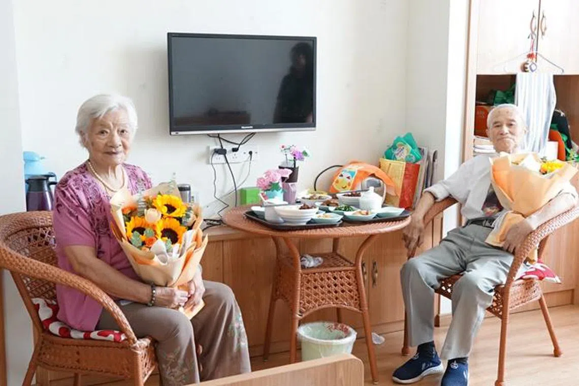 After 70 years apart, childhood friends Xu Guizhen (left) and Cao Zhenwei have been reunited and got married at the sprightly age of 94.