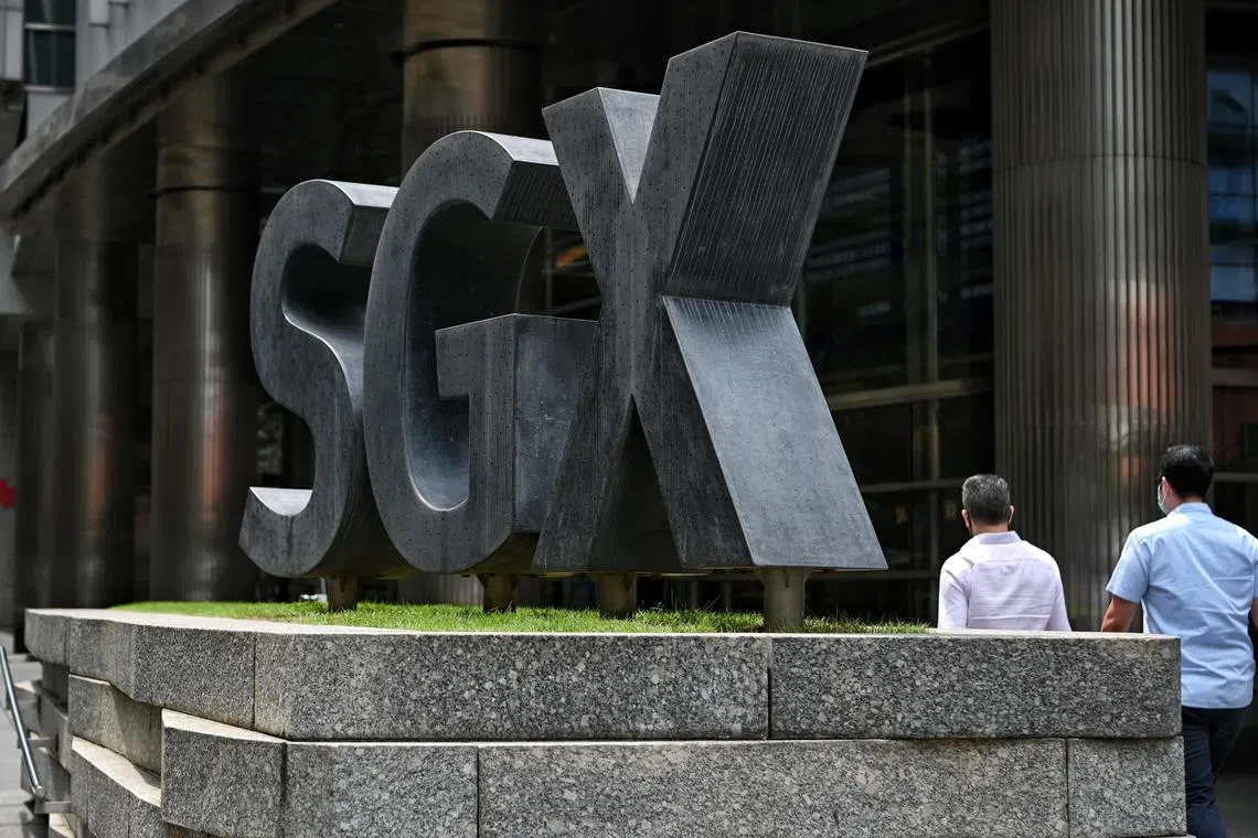 The drop in Singapore shares was due to a fall in the shares of the three local banks, which ended the day in the red.