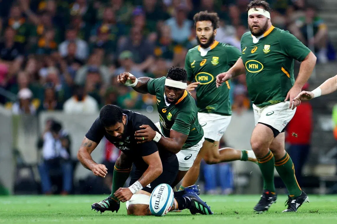 FILE PHOTO: Rugby Union - Rugby Championship - South Africa v New Zealand - Mbombela Stadium, Mbombela, South Africa - August 6, 2022 New Zealand's Akira Ioane in action with South Africa's Siya Kolisi REUTERS/Siphiwe Sibeko/File Photo