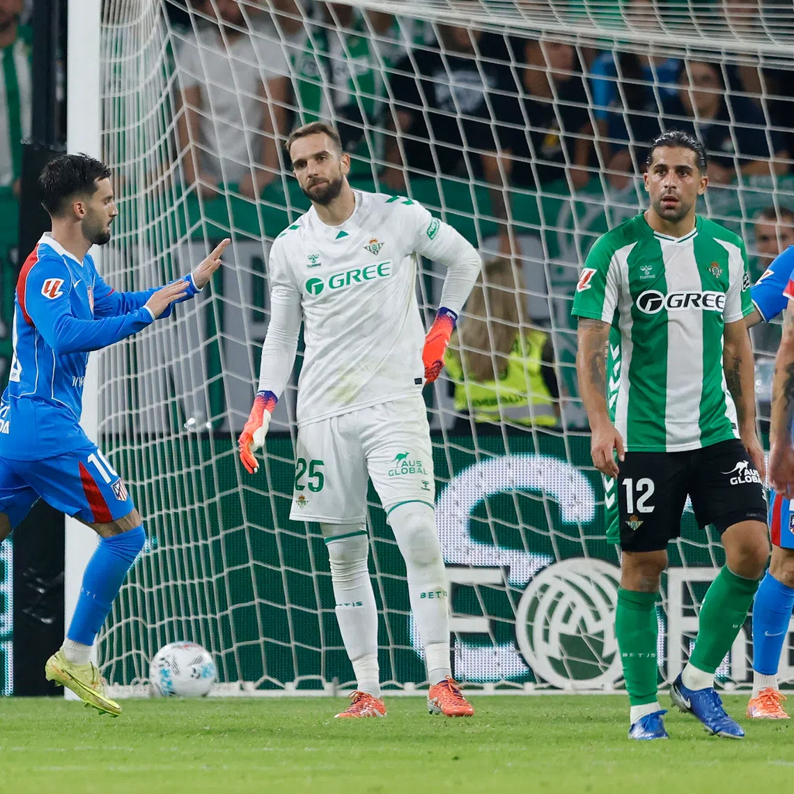 Soccer Football - LaLiga - Real Betis v Atletico Madrid - Estadio de La Cartuja, Seville, Spain - October 27, 2025 Atletico Madrid's Alex Baena celebrates scoring their second goal as Real Betis' Pau Lopez looks dejected REUTERS/Marcelo Del Pozo