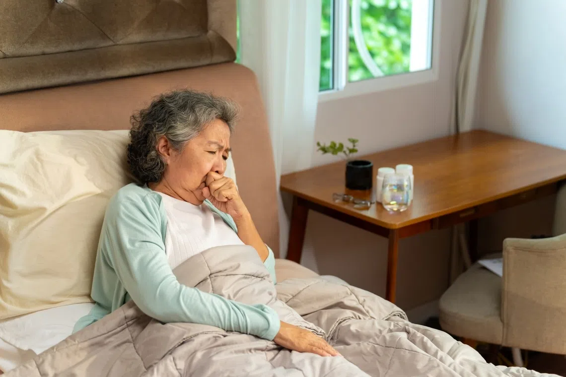 Symptoms of the respiratory syncytial virus may begin with a runny nose, sore throat and fever.