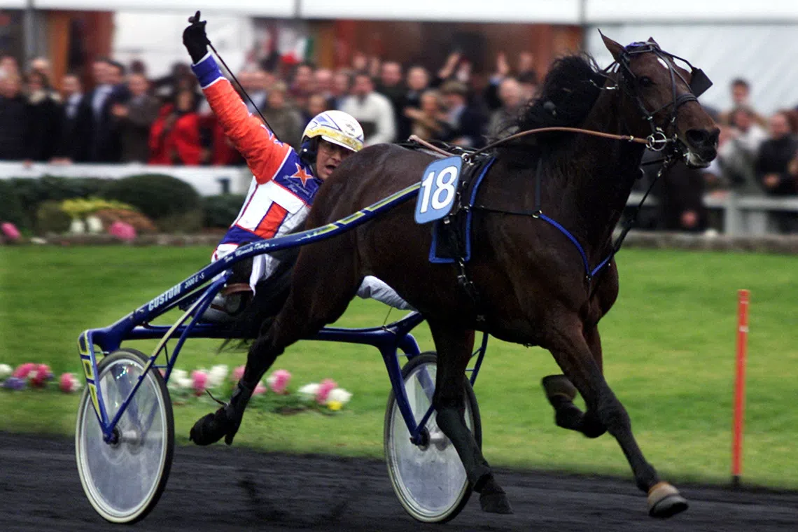 FILE PHOTO: Italian driver Gianpolo Minnucci and Italian horse Varenne speed to the finish line to win Minnucci's second Prix d'Amerique in a row, at Vincennes horse track outside Paris January 27, 2002. General du Pommeau finished second and Insert Gede came third. REUTERS/Charles Platiau  CP/CRB/File Photo