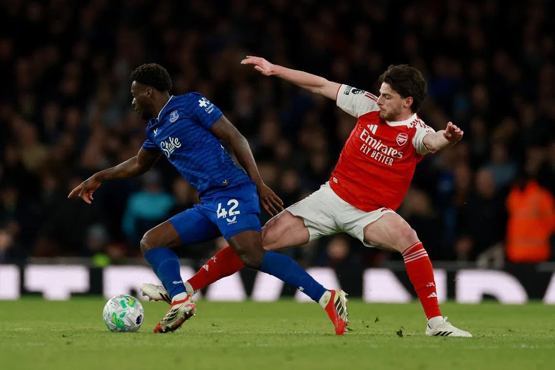 Soccer Football - Premier League - Arsenal v Everton - Emirates Stadium, London, Britain - March 14, 2026 Everton's Tim Iroegbunam in action with Arsenal's Declan Rice Action Images via Reuters/Paul Childs EDITORIAL USE ONLY. NO USE WITH UNAUTHORIZED AUDIO, VIDEO, DATA, FIXTURE LISTS, CLUB/LEAGUE LOGOS OR 'LIVE' SERVICES. ONLINE IN-MATCH USE LIMITED TO 120 IMAGES, NO VIDEO EMULATION. NO USE IN BETTING, GAMES OR SINGLE CLUB/LEAGUE/PLAYER PUBLICATIONS. PLEASE CONTACT YOUR ACCOUNT REPRESENTATIVE FOR FURTHER DETAILS..