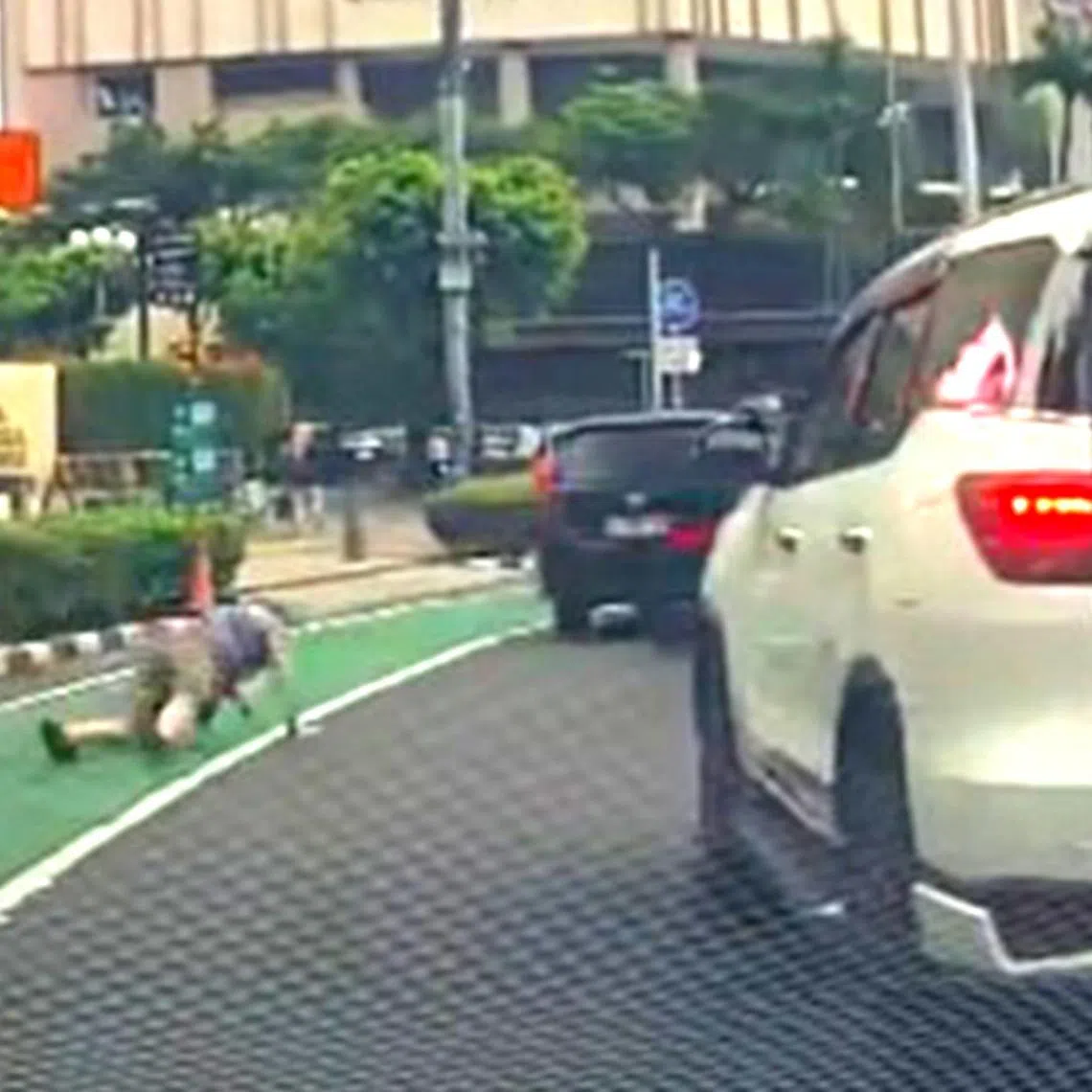 A tourist falls onto the road after attempting to chase a motorcyclist who allegedly snatched his phone near Jakarta’s Hotel Indonesia (HI) traffic circle on May 14.