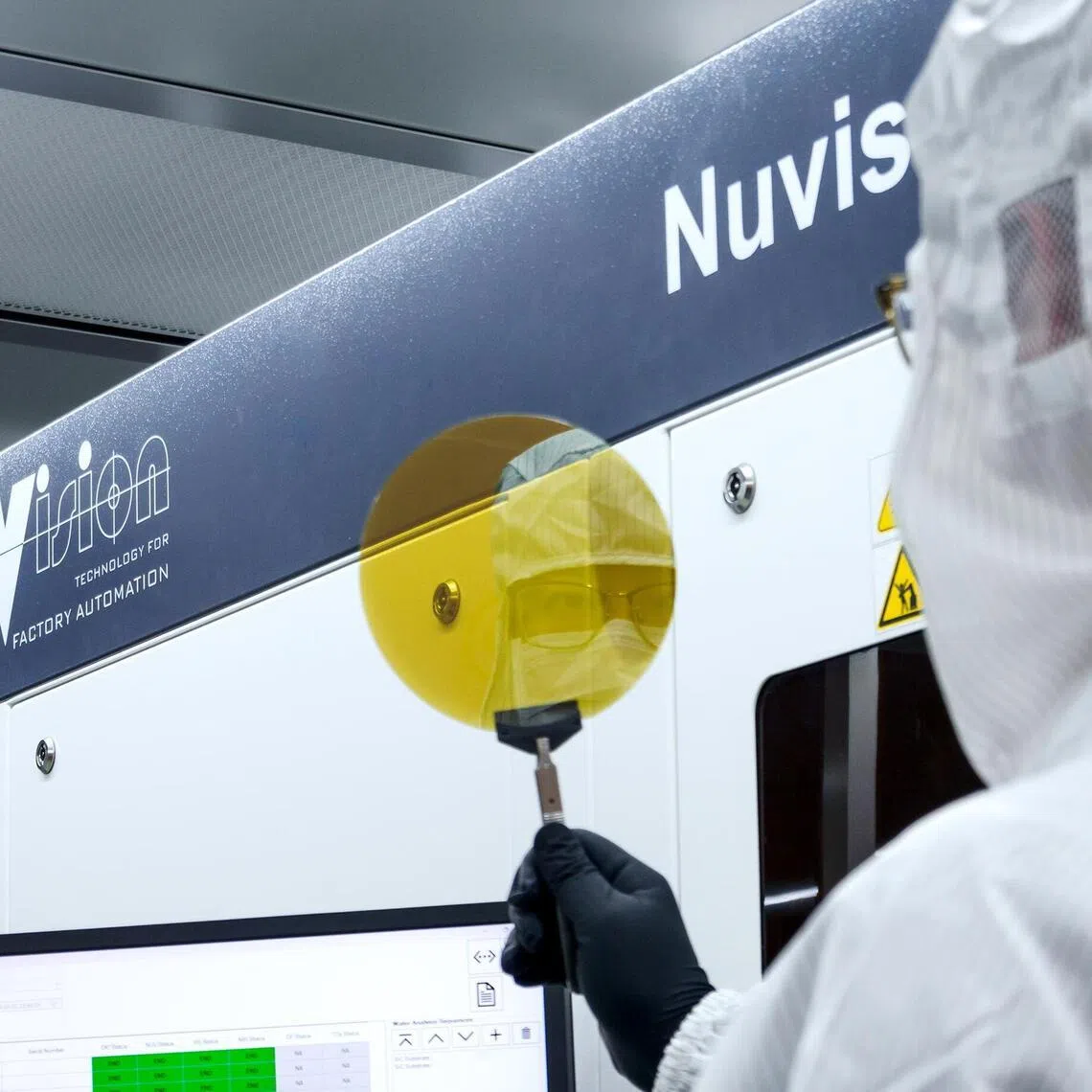 sesemicon - Engineer preparing the silicon carbide wafer for defects inspection using Visiontec’s system.
Credit: Visontec