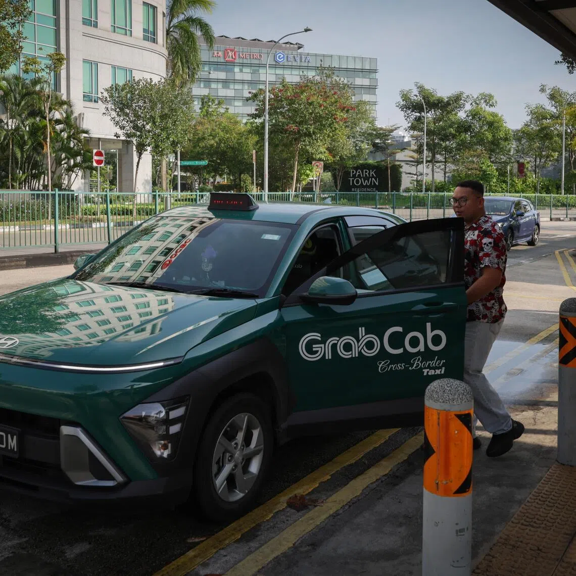 Cross-border taxis have clearly identifiable livery on both sides of the vehicle identifying them as such.