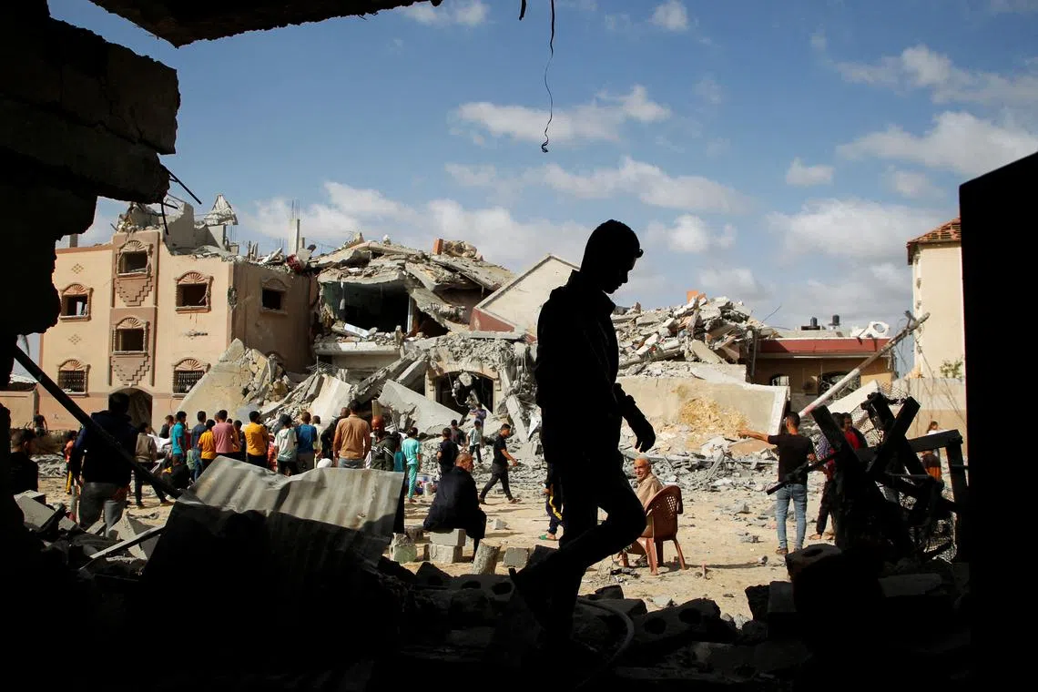 Palestinians inspect the site of an Israeli strike on a house, amid the ongoing conflict between Israel and Hamas, in Rafah, in the southern Gaza Strip May 5, 2024. REUTERS/Hatem Khaled