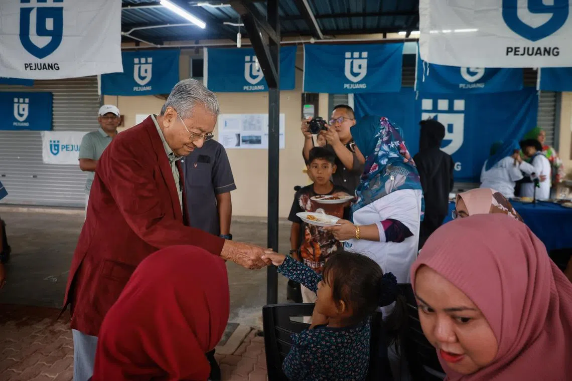 ST20221105_202270721395/pix omday05/Jason Quah
Gerakan Tanah Air (GTA) chairman Tun Dr Mahathir Mohamad meeting residents at Jalan Padang Matsirat in Langkawi on Nov 5, 2022.