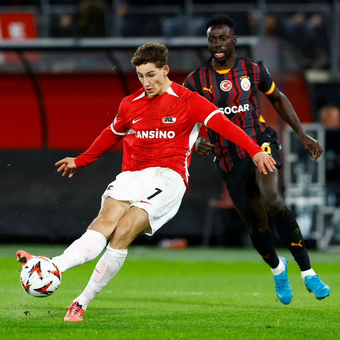 Soccer Football - Europa League - AZ Alkmaar v Galatasaray - AFAS Stadium, Alkmaar, Netherlands - November 28, 2024 AZ Alkmaar's Ruben Van Bommel in action with Galatasaray's Davinson Sanchez REUTERS/Piroschka Van De Wouw