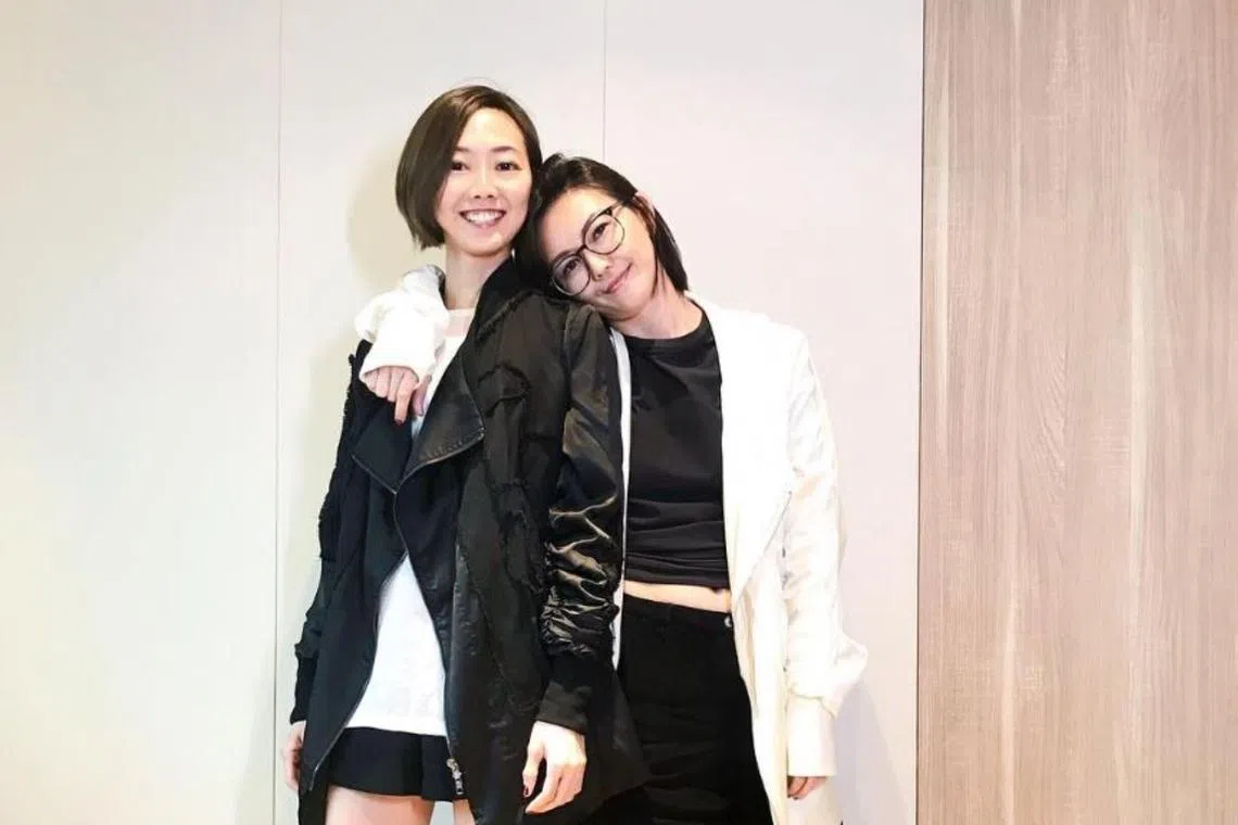 Ms Sng Ee Mei (left) has appeared to cut ties with her sister, Mandopop star Stefanie Sun.