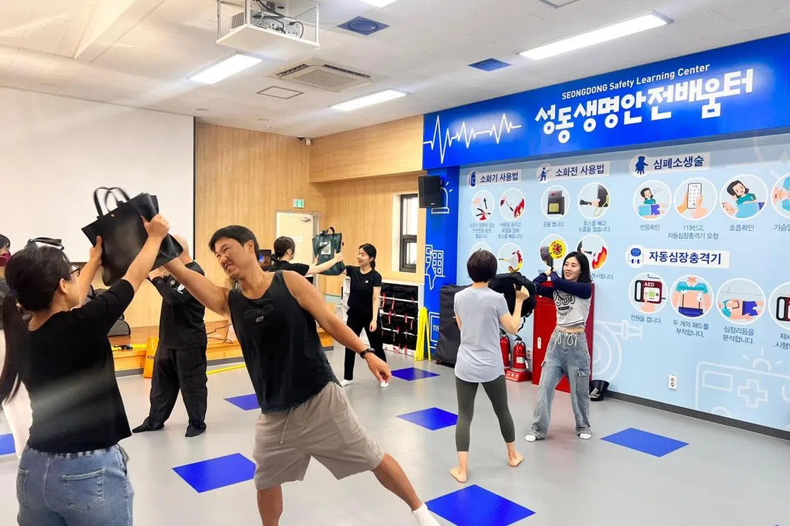 wtdefence - Participants at Seongdong Safety Learning Centre's self-defence course learnt how to use bags to defend against random stabbing attacks.

PHOTO: SEONGDONG SAFETY LEARNING CENTRE
