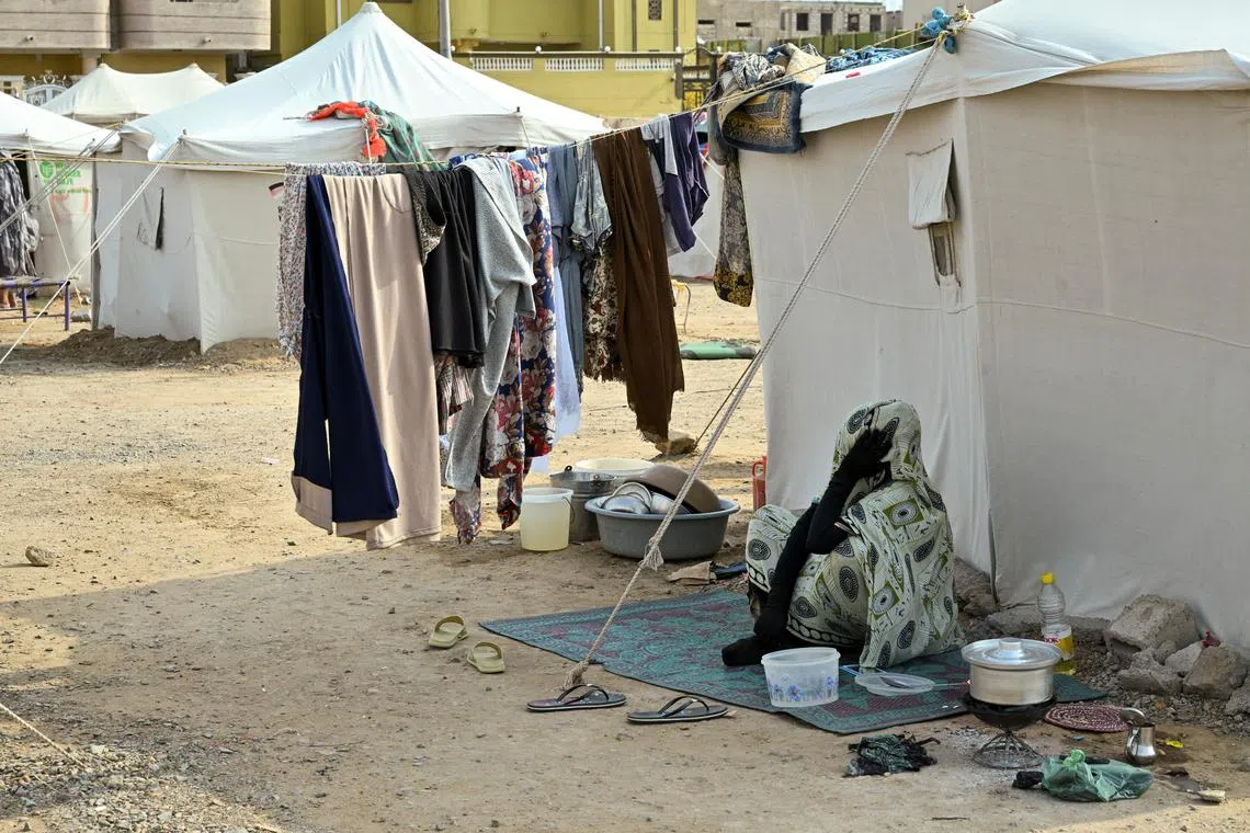 FILE PHOTO: A displaced woman sits outside at a school turned into a shelter, in Port Sudan, Sudan, August 29, 2024. REUTERS/Abrahim Mohammed Ishac/File Photo