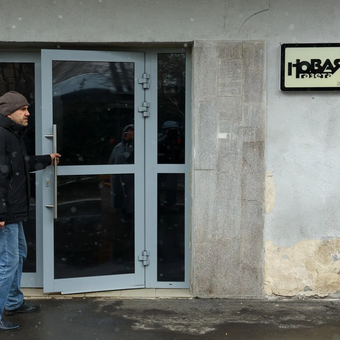 A man enters a building housing the office of the independent Russian newspaper Novaya Gazeta during a reported search by security services as part of an unspecified investigation, in Moscow, Russia, April 9, 2026. REUTERS/Ramil Sitdikov