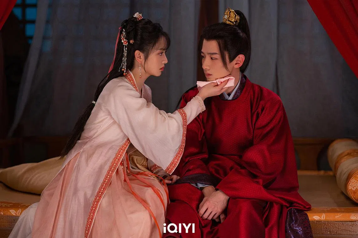 Tian Xiwei (left) and Bai Jingting are an adorable pair in the Chinese period comedy New Life Begins.
