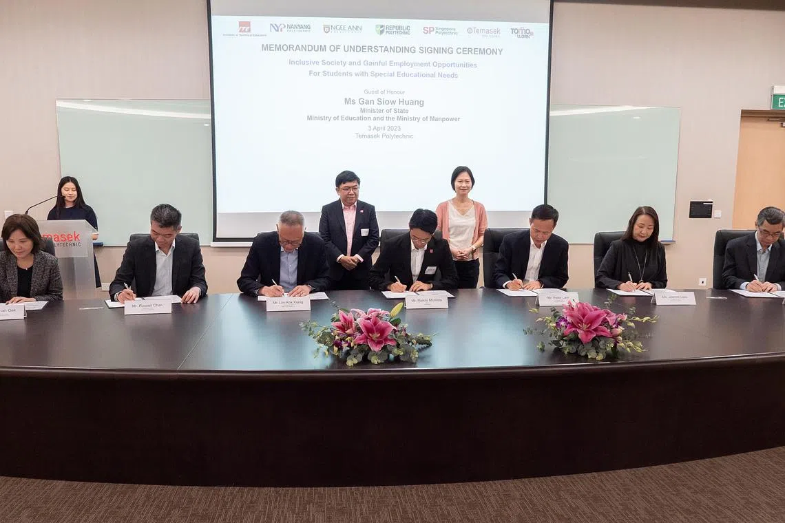 The signing was witnessed by Minister of State for Education and Manpower Gan Siow Huang (standing, centre right) and TomoWork chairman Joel Leong (standing, centre left.