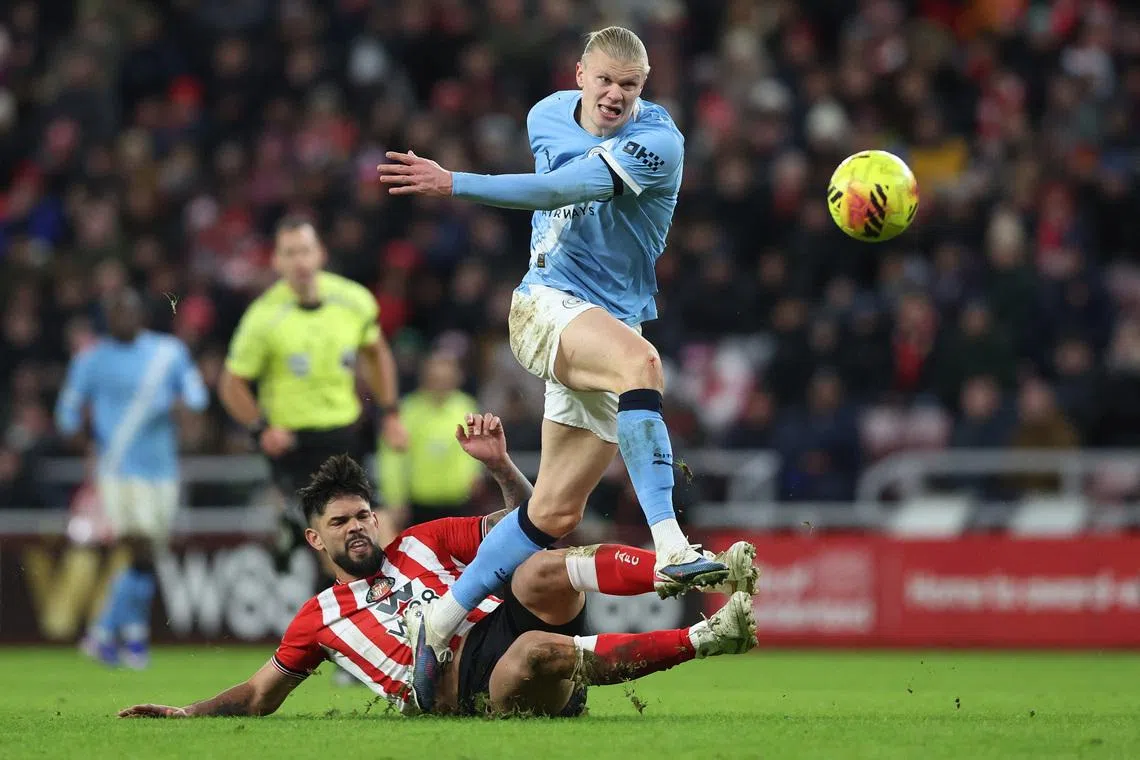 Soccer Football - Premier League - Sunderland v Manchester City - Stadium of Light, Sunderland, Britain - January 1, 2026 Sunderland's Omar Alderete in action with Manchester City's Erling Haaland. REUTERS/Scott Heppell
