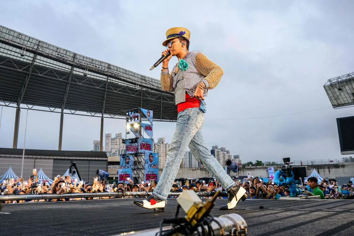 The composer claimed that YG Entertainment had released the song he made as part of G-Dragon’s live solo concert album “Shine a Light” in 2010 without authorisation.