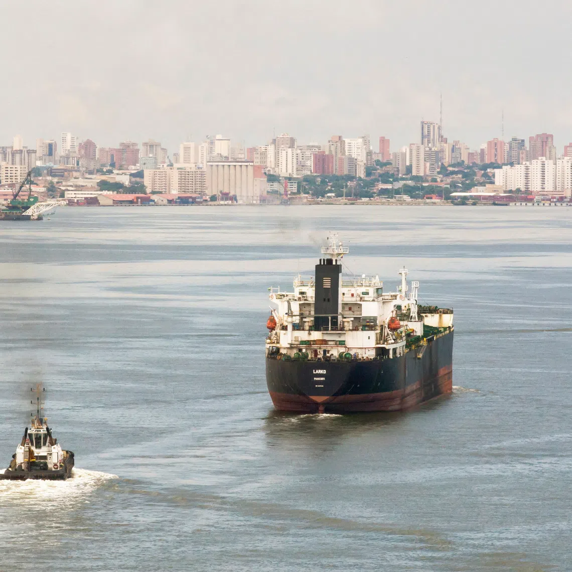 An oil tanker sails on Lake Maracaibo, in Cabimas, Venezuela October 14, 2022. REUTERS/Issac Urrutia