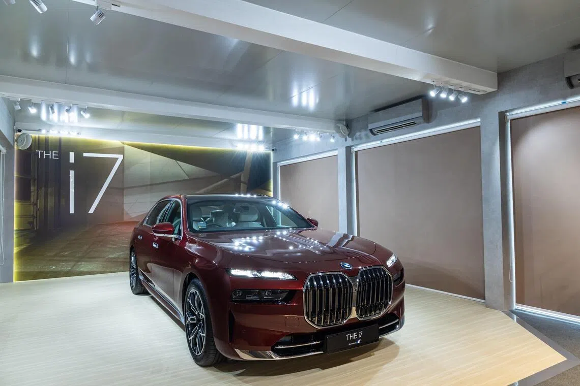 BMW slashed its official price guide on 31 models sold in China, with reductions of as much as 301,000 yuan (S$55,200) on its flagship i7 M70L model. 