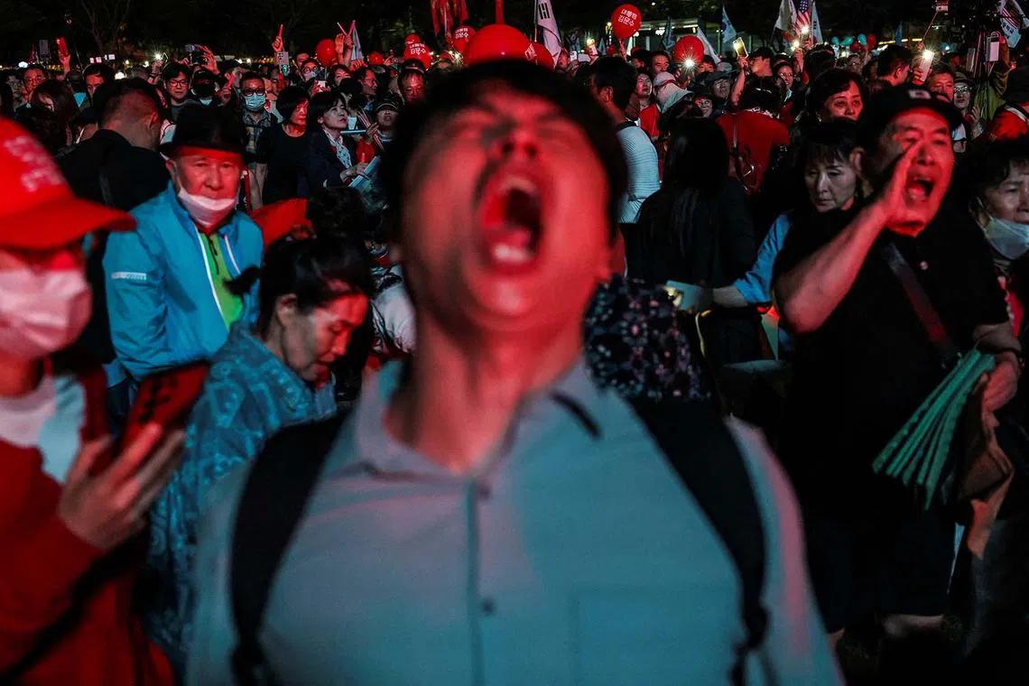Supporters of Kim Moon-soo, the presidential candidate for South Korea's conservative People Power Party, cheering during the final campaign rally before elections in Seoul, South Korea, June 2, 2025. 