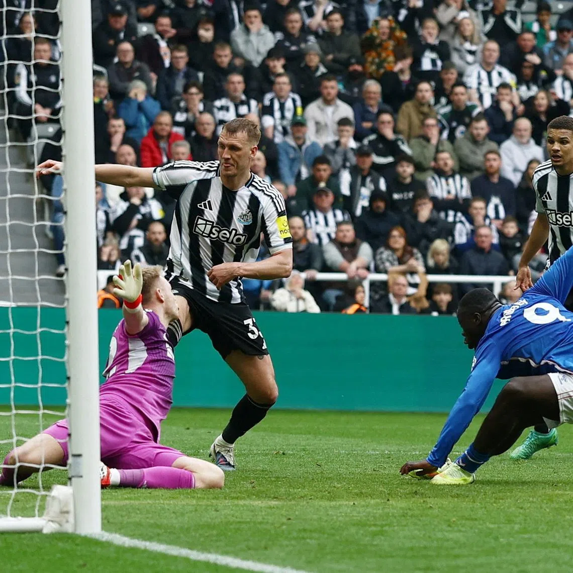 Soccer Football - Premier League - Newcastle United v Sunderland - St James' Park, Newcastle, Britain - March 22, 2026  Sunderland's Brian Brobbey scores their second goal Action Images via Reuters/Lee Smith