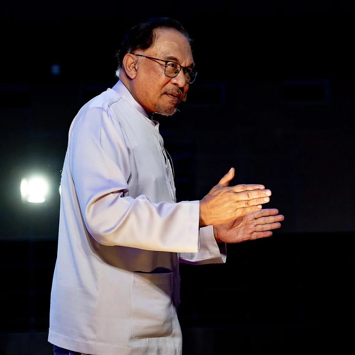 The prime minister has to apologise publicly as a good example to other men, Malaysian United Democratic Alliance deputy president Amira Aisya Abdul Aziz said.