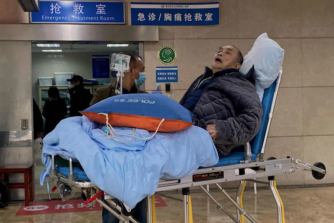 An elderly covid-19 coronavirus patient lies on a stretcher at the emergency ward of the First Affiliated Hospital of Chongqing Medical University in China's southwestern city of Chongqing on December 22, 2022. (Photo by Noel Celis / AFP)