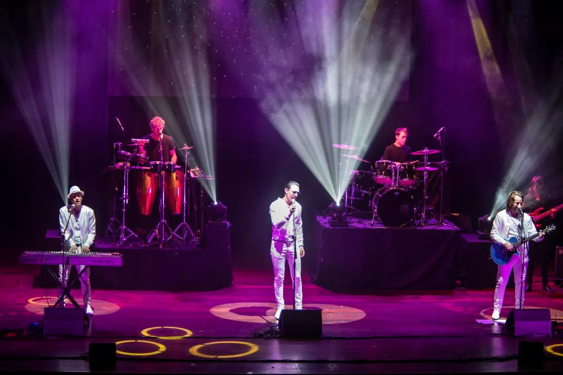 Durante o fim de semana do Dia dos Namorados, os vocalistas do trio apresentarão sucessos do lendário grupo Bee Gees.