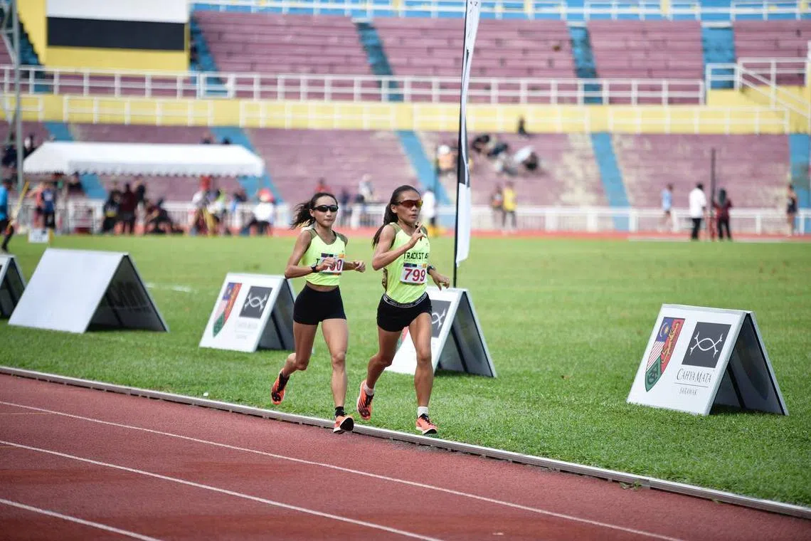 Vanessa Lee (left) clocked 17min 26.62sec in the women’s 5,000m at the Malaysia Open Championships 2024, eclipsing the previous mark of 17:33.73.