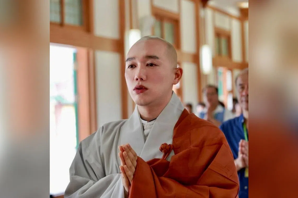 Venerable Beomjeong is known online by his nickname “kkot seunim (flower monk)“.