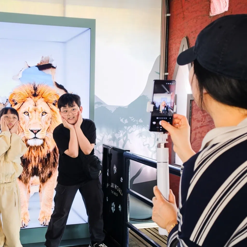 samsung’s 85-inch glasses-free 3d spatial signage projects realistic animals off the screen, creating an immersive wait experience for everland’s safari world tram visitors