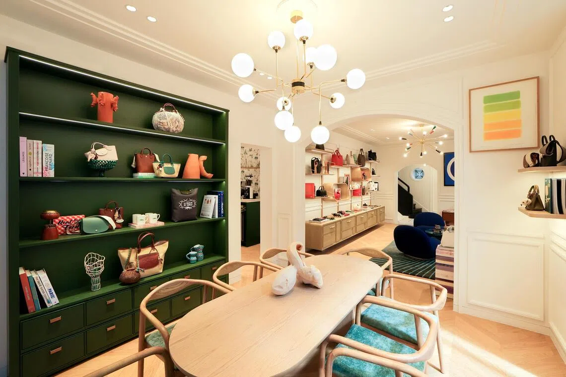 aclong06 - Longchamp's La Maison de Famille in Shanghai - Dining and Living Room

pics all credit to LONGCHAMP
under Life