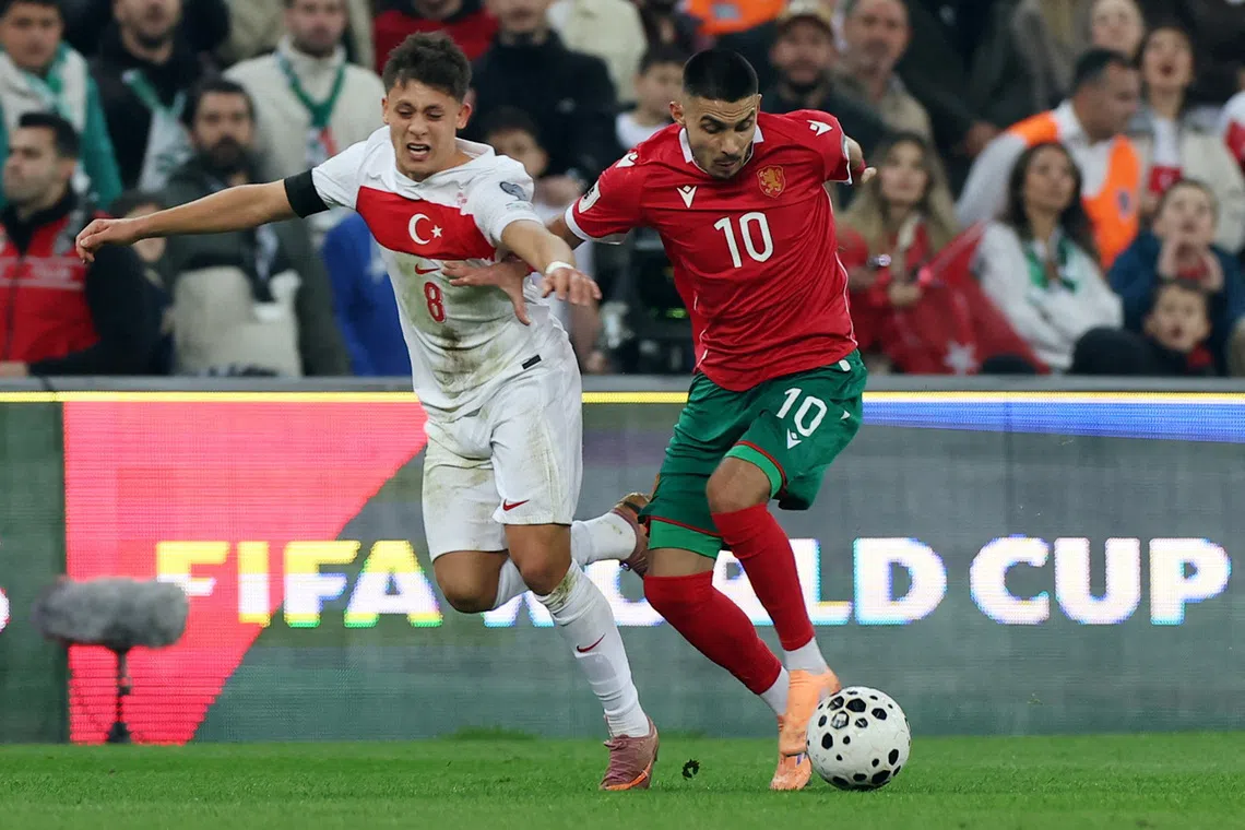 Soccer Football - FIFA World Cup - UEFA Qualifiers - Group E - Turkey v Bulgaria - Bursa Ataturk Stadium, Bursa, Turkey - November 15, 2025 Turkey's Arda Guler in action with Bulgaria's Zdravko Dimitrov REUTERS/Umit Bektas