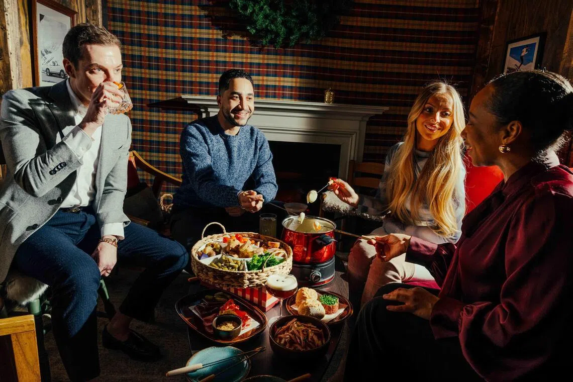 Patrons in a ski chalet on the roof of the Peninsula Hotel in New York, Dec. 16, 2025. Restaurants, bars and hotels have gone full aprs-ski, hold the skiing. (Janice Chung/The New York Times)