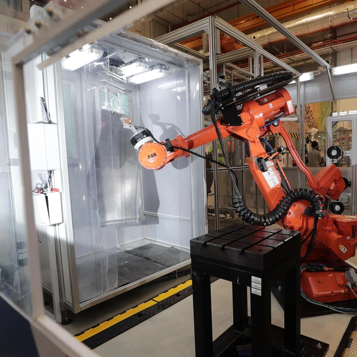 The purchasing managers' index for the broad manufacturing industry slipped in October, while that of the electronics sector marked its fifth straight month of expansion. 