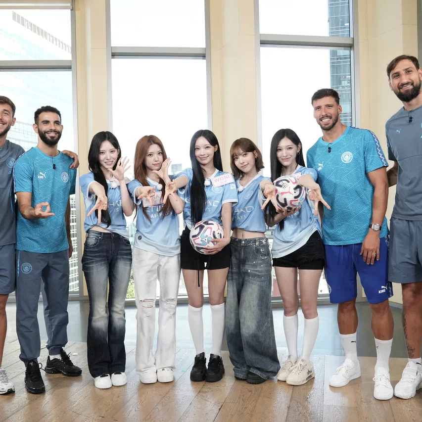 The players will also teach the singers football skills before a five-on-four match between the K-pop stars and the players.