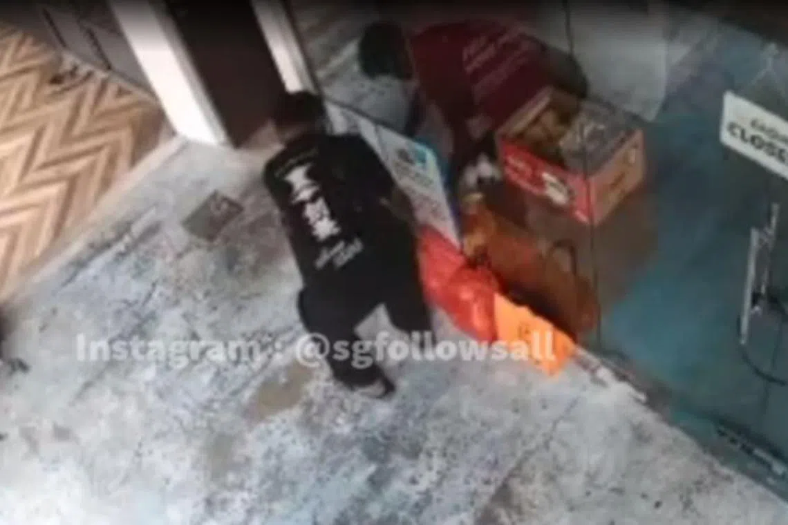 The man reportedly took away bags of durians when the shop’s employees were out for lunch at 11.40am.